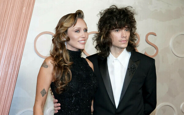 Premiile Oscar 2025. Cele mai îndrăgite cupluri și momentele lor romantice de pe covorul roșu