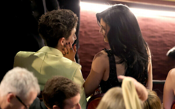 Premiile Oscar 2025. Cele mai îndrăgite cupluri și momentele lor romantice de pe covorul roșu