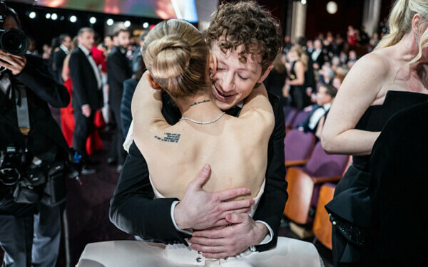 Premiile Oscar 2025. Cele mai îndrăgite cupluri și momentele lor romantice de pe covorul roșu