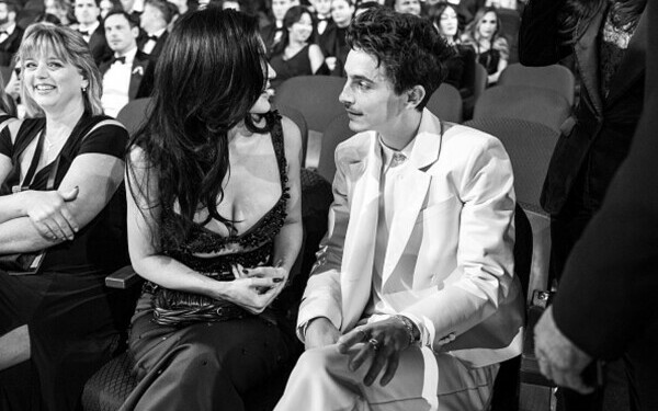 Premiile Oscar 2025. Cele mai îndrăgite cupluri și momentele lor romantice de pe covorul roșu