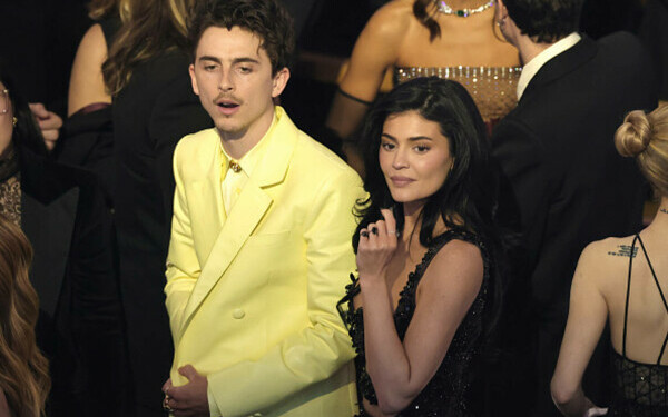 Premiile Oscar 2025. Cele mai îndrăgite cupluri și momentele lor romantice de pe covorul roșu