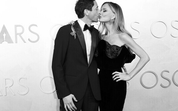 Premiile Oscar 2025. Cele mai îndrăgite cupluri și momentele lor romantice de pe covorul roșu