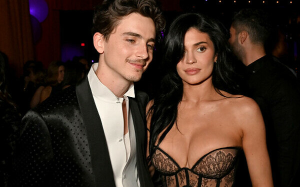 Premiile Oscar 2025. Cele mai îndrăgite cupluri și momentele lor romantice de pe covorul roșu