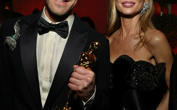 Premiile Oscar 2025. Cele mai îndrăgite cupluri și momentele lor romantice de pe covorul roșu