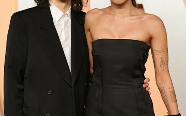 Premiile Oscar 2025. Cele mai îndrăgite cupluri și momentele lor romantice de pe covorul roșu