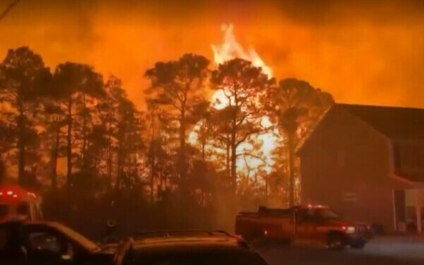Incendii violente în SUA