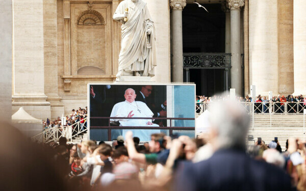 Papa Francisc la ieșirea din spital