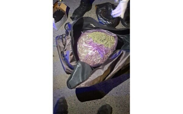 Persoană prinsă cu 6 kg de cannabis în maşină, pe o stradă din Bucureşti