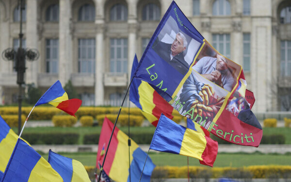 Câteva sute de susţinători ai lui Călin Georgescu, în Piaţa Constituţiei, de ziua de naştere a acestuia