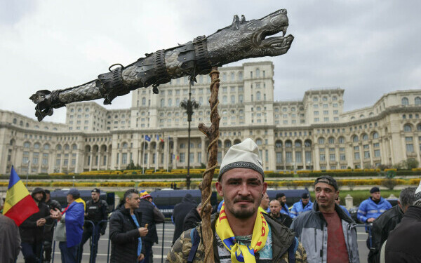 Câteva sute de susţinători ai lui Călin Georgescu, în Piaţa Constituţiei, de ziua de naştere a acestuia