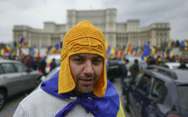 Câteva sute de susţinători ai lui Călin Georgescu, în Piaţa Constituţiei, de ziua de naştere a acestuia