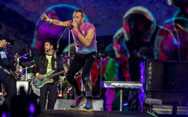 Concertele Coldplay de la București vor fi sustenabile. Publicul va produce energie dansând pe o podea cinetică Concertele Coldplay de la București vor fi sustenabile. Publicul va produce energie dansând pe o podea cinetică