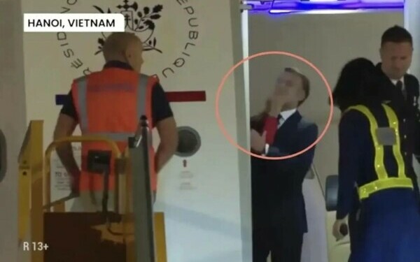 Brigitte și Emmanuel Macron la sosirea în Vietnam Brigitte și Emmanuel Macron la sosirea în Vietnam