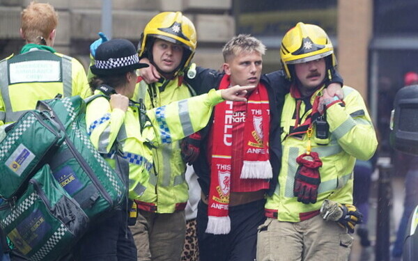 Zeci de răniți după ce un britanic a intrat cu mașina în fanii Liverpool Zeci de răniți după ce un britanic a intrat cu mașina în fanii Liverpool