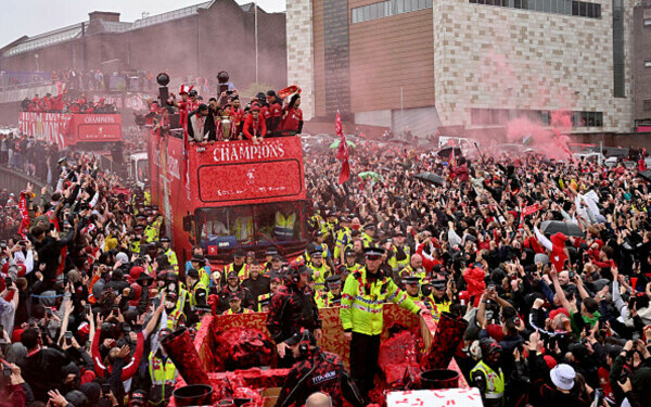 Zeci de răniți după ce un britanic a intrat cu mașina în fanii Liverpool Zeci de răniți după ce un britanic a intrat cu mașina în fanii Liverpool