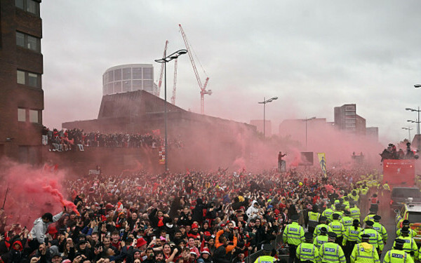 Zeci de răniți după ce un britanic a intrat cu mașina în fanii Liverpool Zeci de răniți după ce un britanic a intrat cu mașina în fanii Liverpool