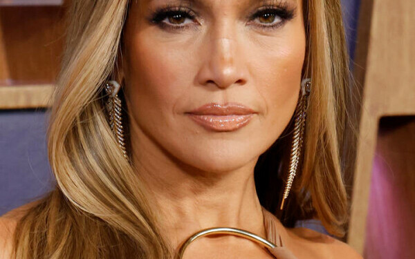 J Lo, în ținute îndrăznețe la American Music Awards J Lo, în ținute îndrăznețe la American Music Awards