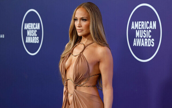 J Lo, în ținute îndrăznețe la American Music Awards J Lo, în ținute îndrăznețe la American Music Awards
