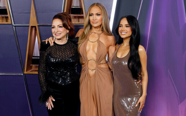 J Lo, în ținute îndrăznețe la American Music Awards J Lo, în ținute îndrăznețe la American Music Awards