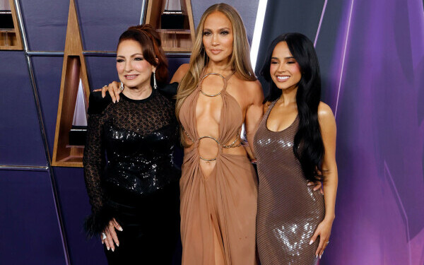 J Lo, în ținute îndrăznețe la American Music Awards J Lo, în ținute îndrăznețe la American Music Awards
