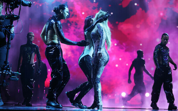 J Lo, în ținute îndrăznețe la American Music Awards J Lo, în ținute îndrăznețe la American Music Awards