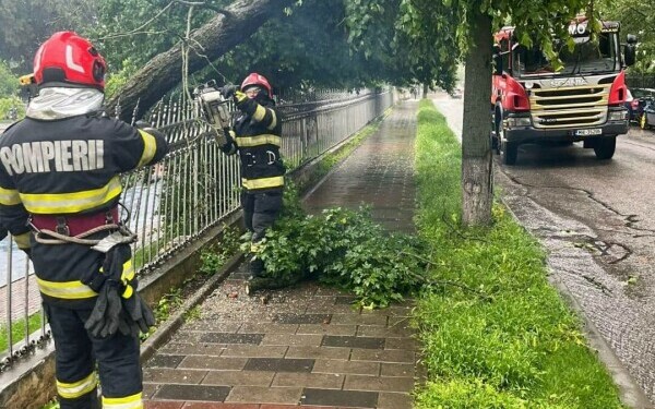 IGSU: Trei drumuri naţionale sunt blocate temporar din cauza ploilor IGSU: Trei drumuri naţionale sunt blocate temporar din cauza ploilor
