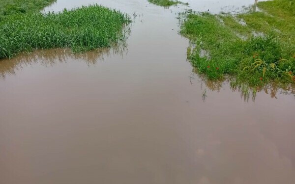 Mai multe drumuri naţionale sunt blocate temporar din cauza ploilor Mai multe drumuri naţionale sunt blocate temporar din cauza ploilor