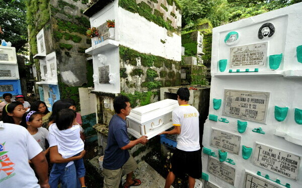 oameni in cimitir filipine