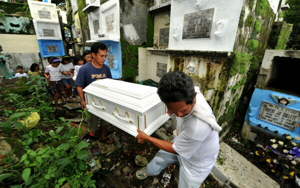 oameni in cimitir filipine