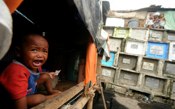 oameni in cimitir filipine