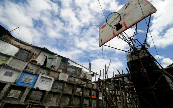 oameni in cimitir filipine