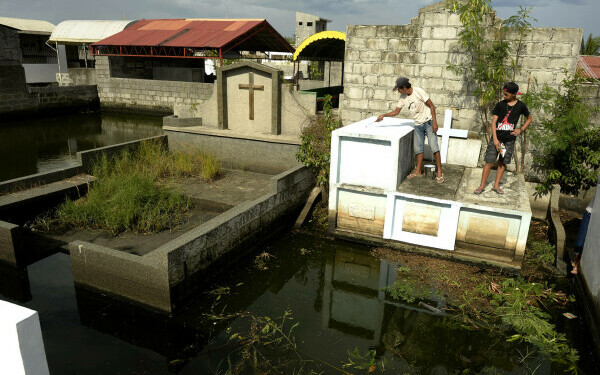 oameni in cimitir filipine