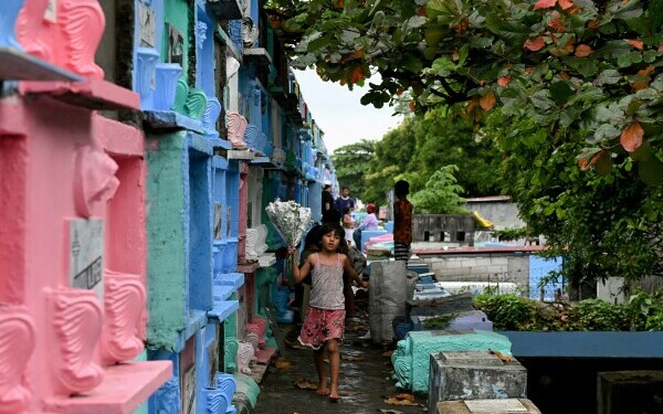oameni in cimitir filipine