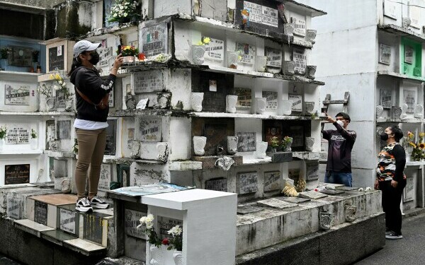 oameni in cimitir filipine