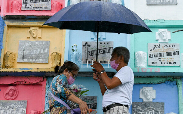 oameni in cimitir filipine