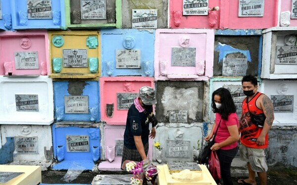 oameni in cimitir filipine