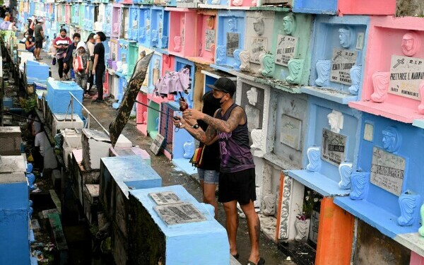 oameni in cimitir filipine