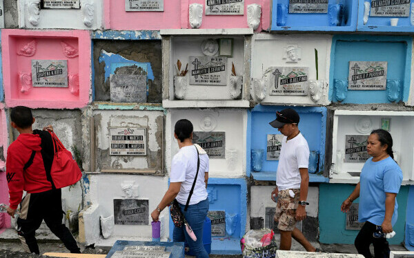oameni in cimitir filipine