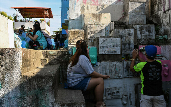 oameni in cimitir filipine