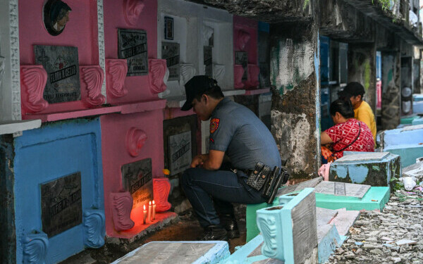 oameni in cimitir filipine