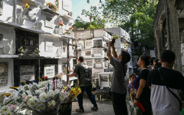 oameni in cimitir filipine