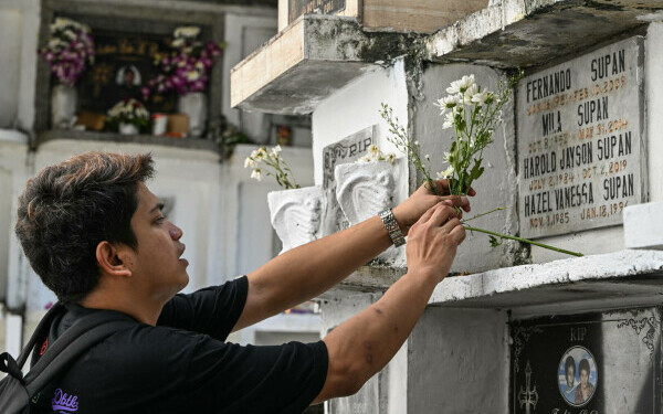 oameni in cimitir filipine