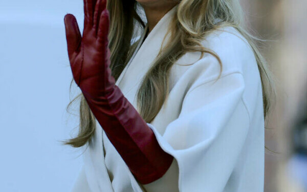 Melania Trump, apariție remarcabilă la brațul lui Donald Trump