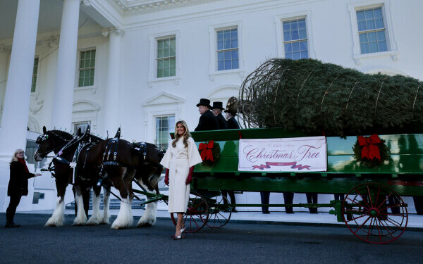 Melania Trump, apariție remarcabilă la brațul lui Donald Trump