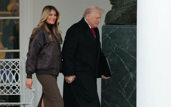 Melania Trump, apariție remarcabilă la brațul lui Donald Trump