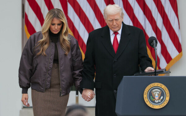 Melania Trump, apariție remarcabilă la brațul lui Donald Trump