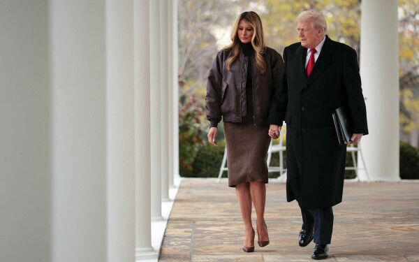 Melania Trump, apariție remarcabilă la brațul lui Donald Trump