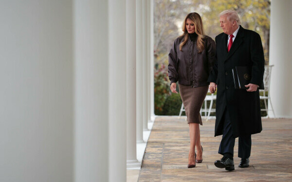 Melania Trump, apariție remarcabilă la brațul lui Donald Trump