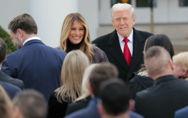 Melania Trump, apariție remarcabilă la brațul lui Donald Trump