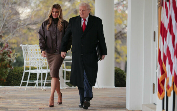 Melania Trump, apariție remarcabilă la brațul lui Donald Trump